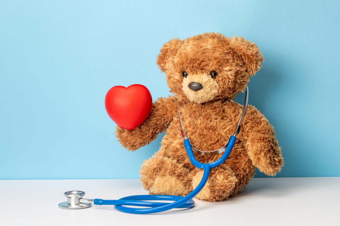 Baby wird mit Stethoskop untersucht