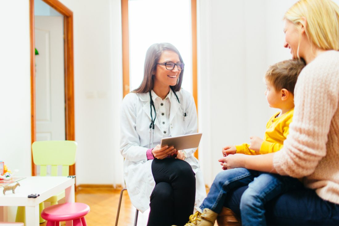 Kinderärztin im Gespräch mit Mutter und Kind