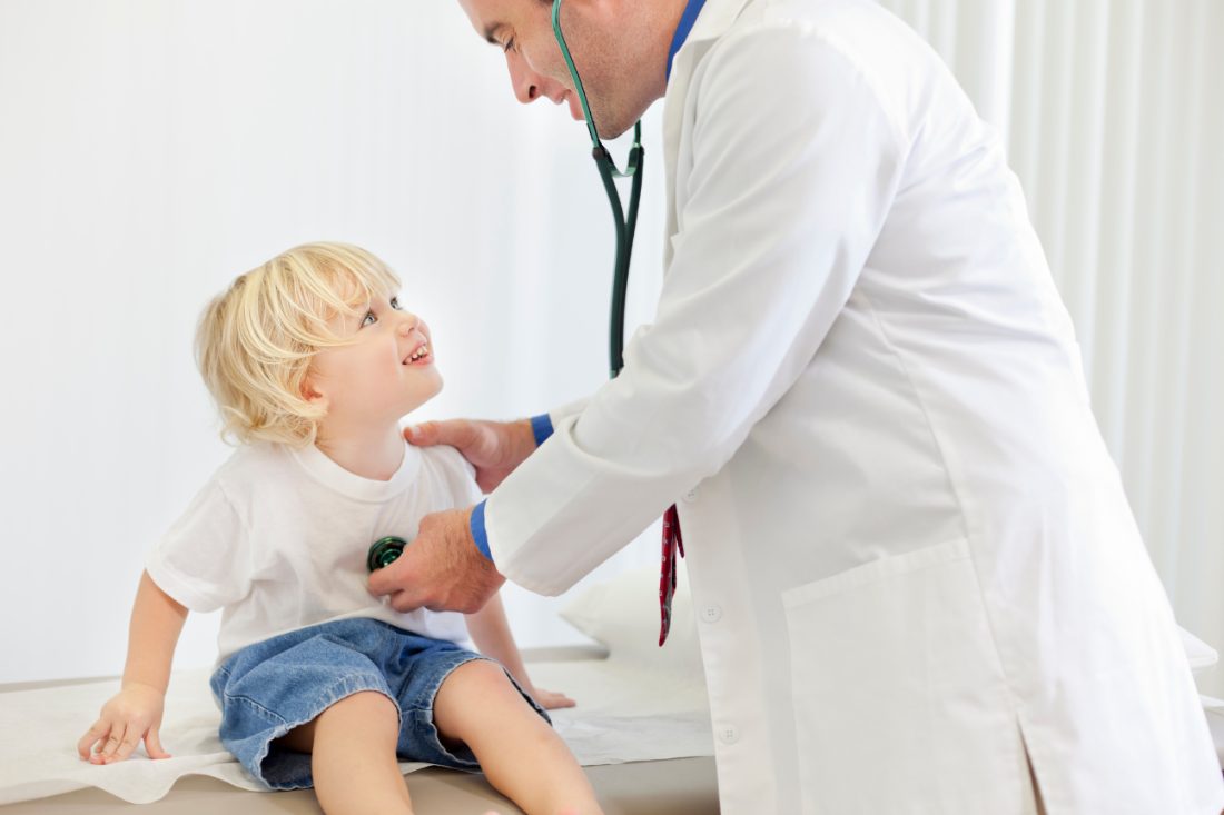 Kinderarzt untersucht ein Kind